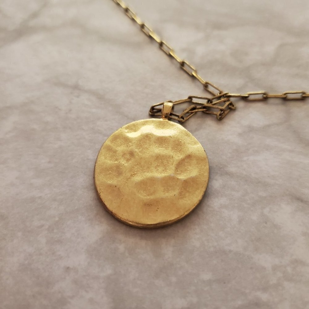 🦄 Stella and Dot Hammered Rhinestones Crystals Pave Unicorn Coin Pendant 🦄 - Picture 11 of 12